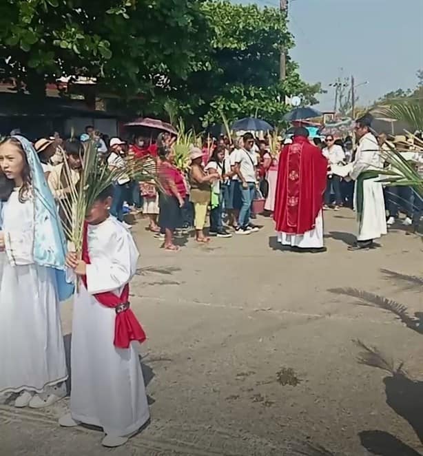 Niños y jovenes de Nanchital participan en procesión de Domimgo de Ramos