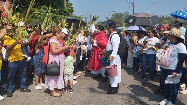 Niños y jovenes de Nanchital participan en procesión de Domimgo de Ramos