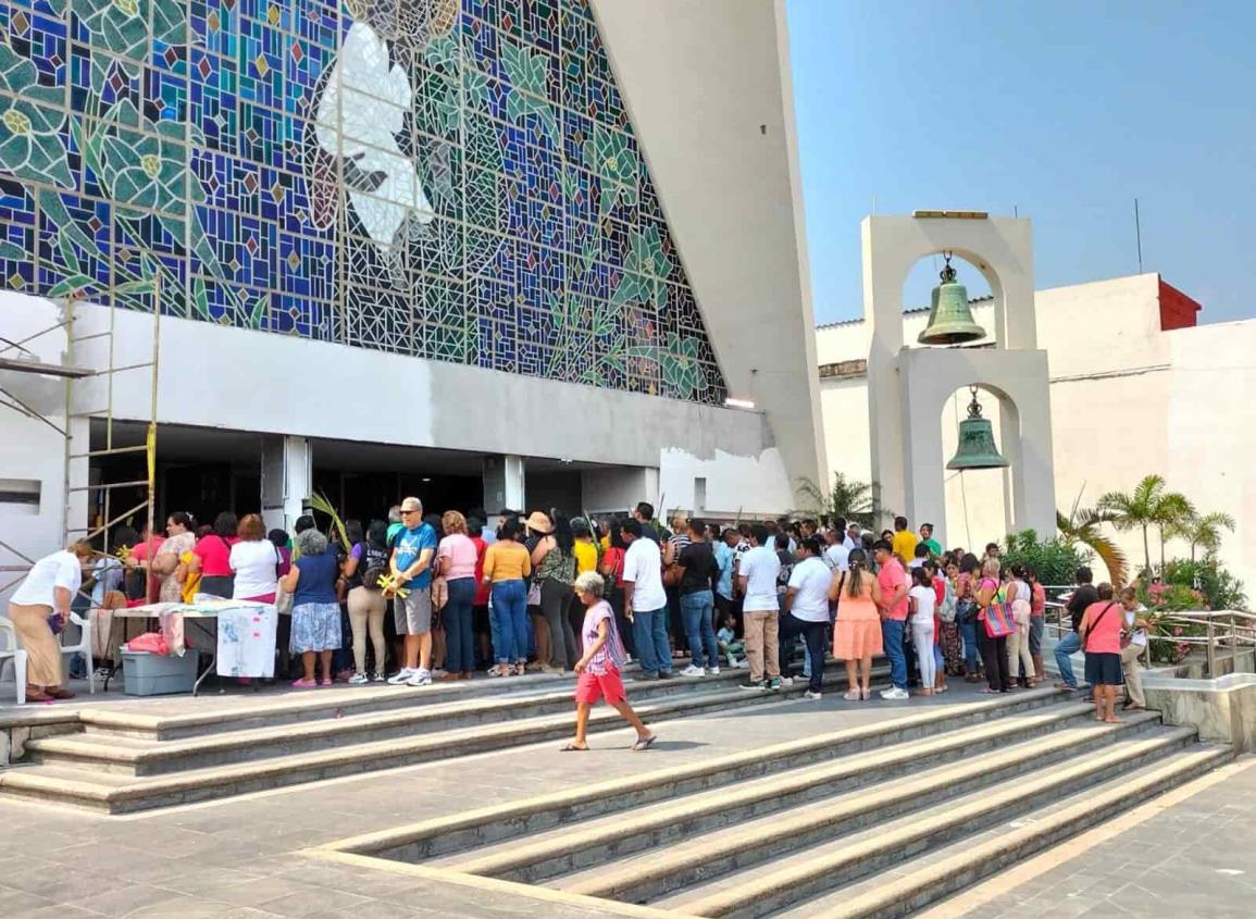 Católicos de Coatzacoalcos celebran Domingo de Ramos en catedral San José