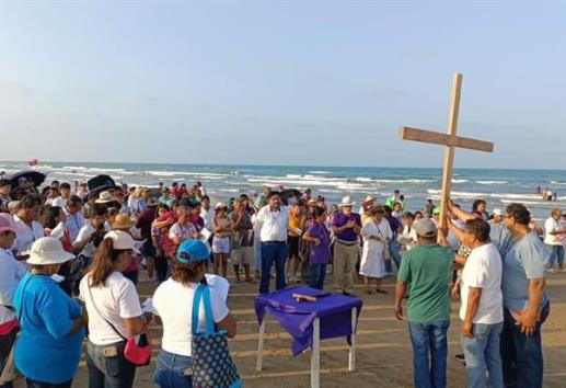 Católicos realizan viacrucis en playa de Tuxpan 