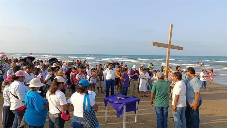 Católicos realizan viacrucis en playa de Tuxpan 