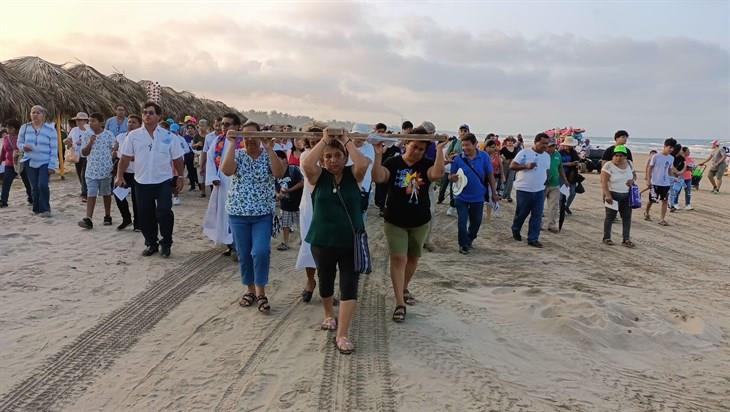 Católicos realizan viacrucis en playa de Tuxpan 