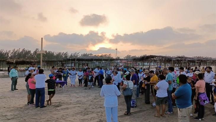 Católicos realizan viacrucis en playa de Tuxpan 