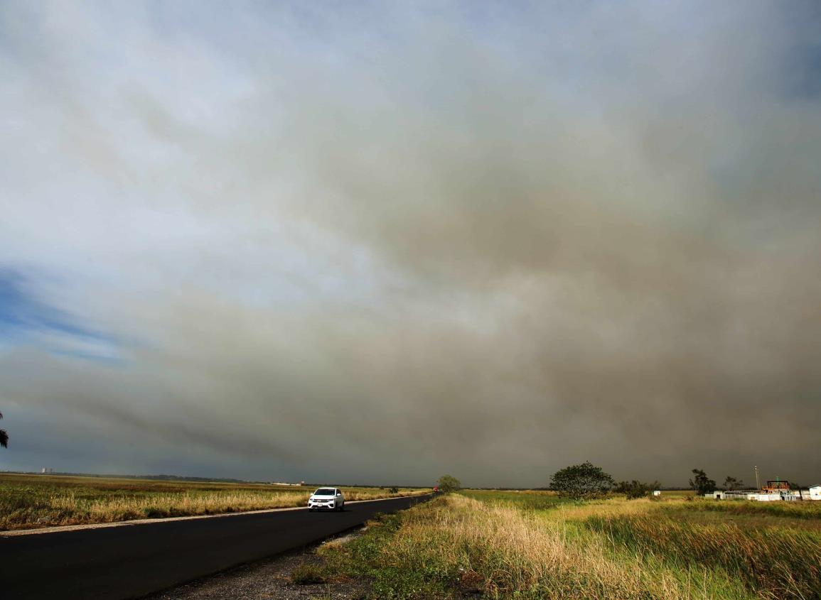 Alerta en Coatzacoalcos por densa columna de humo de incendio en Minatitlán I VIDEO