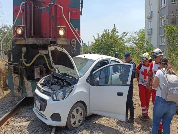 Automovilista de Veracruz es arrastrado más de 10 metros por una locomotora