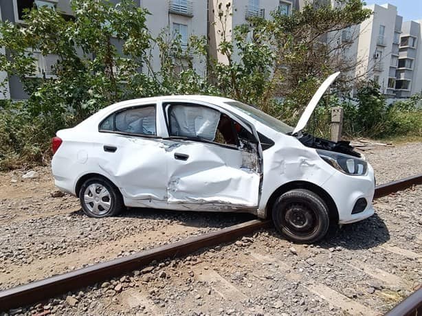 Automovilista de Veracruz es arrastrado más de 10 metros por una locomotora