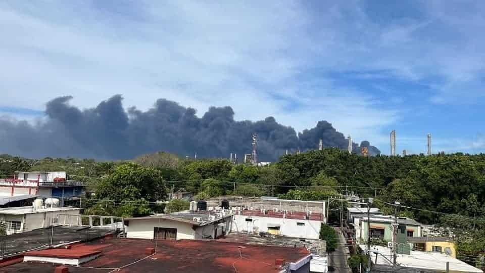 Alarma incendio de pastizales en predio de la refinería “Lázaro Cárdenas” I VIDEO