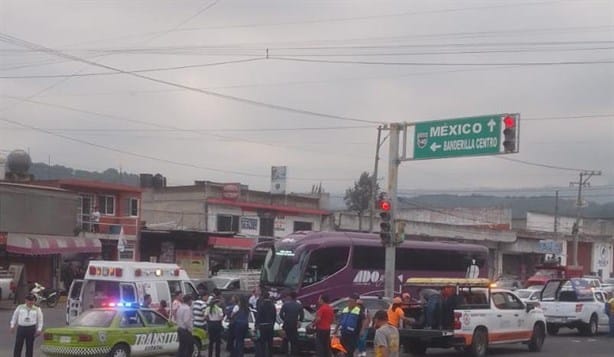 Camioneta y taxi protagonizan choque en crucero de Banderilla