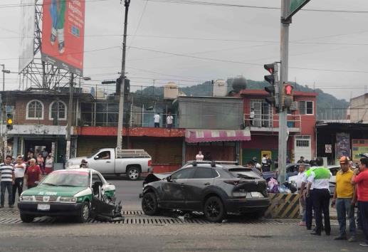 Camioneta y taxi protagonizan choque en crucero de Banderilla
