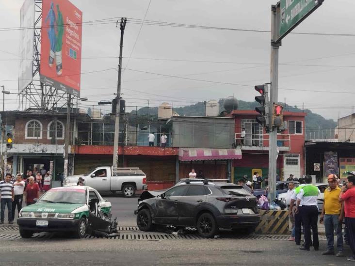 Camioneta y taxi protagonizan choque en crucero de Banderilla