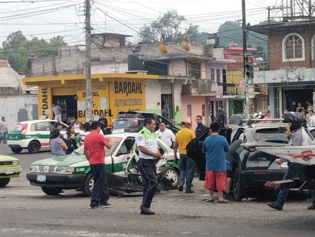 Camioneta y taxi protagonizan choque en crucero de Banderilla