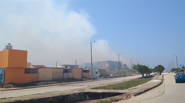 Incendio de pastizales y de basurero clandestino sofocan al poniente de Coatzacoalcos | VIDEO