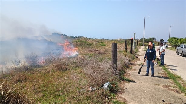 Incendio de pastizales y de basurero clandestino sofocan al poniente de Coatzacoalcos | VIDEO