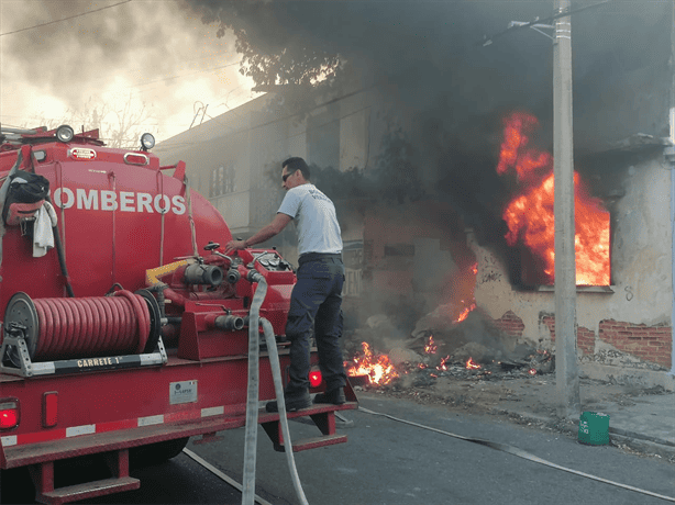 Se incendia casa abandonada en colonia Centro de Veracruz; vecinos piden intervención de autoridades