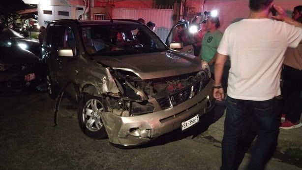 Camioneta choca contra autos estacionados en colonia de Xalapa