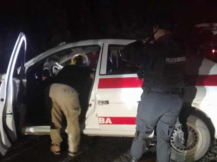 Volcadura de taxi de Orizaba deja 2 personas severamente lesionadas