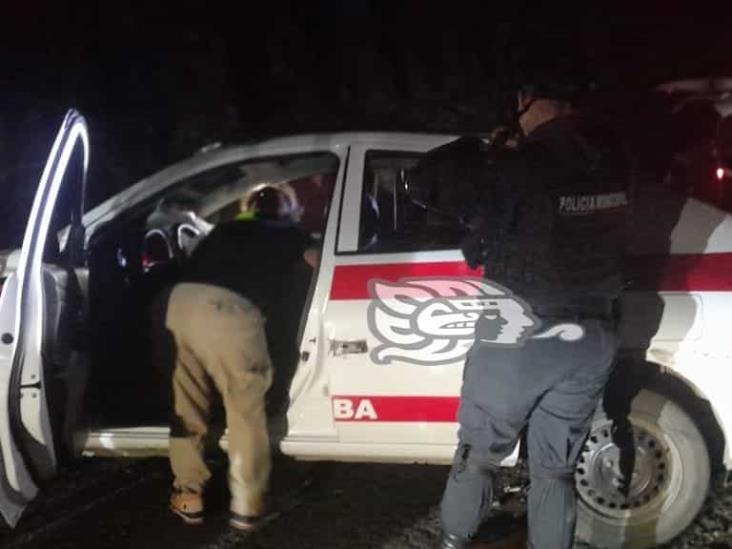 Volcadura de taxi de Orizaba deja 2 personas severamente lesionadas