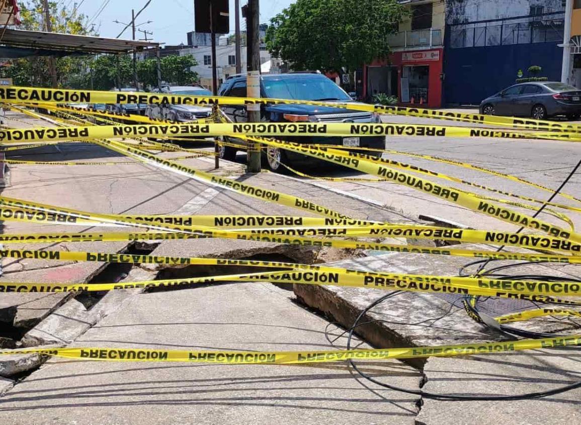Hacen telaraña para acordonar área  dónde se hundió la acera en Coatzacoalcos