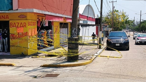 Hacen telaraña para acordonar área  dónde se hundió la acera en Coatzacoalcos