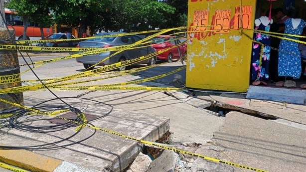 Hacen telaraña para acordonar área  dónde se hundió la acera en Coatzacoalcos