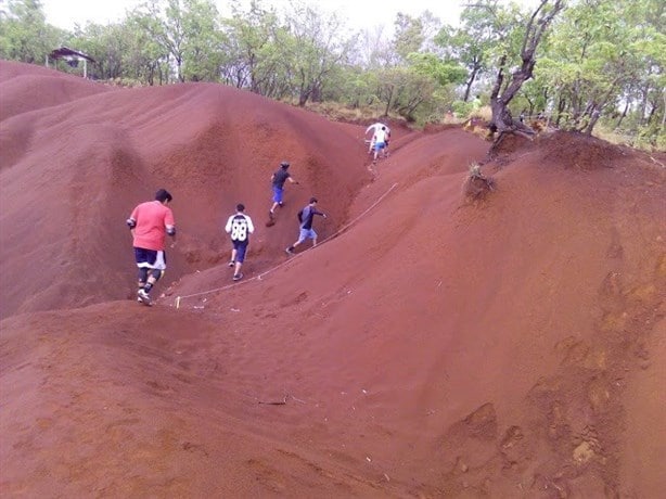 En este lugar del sur hay dunas de tierra colorada que puedes visitar