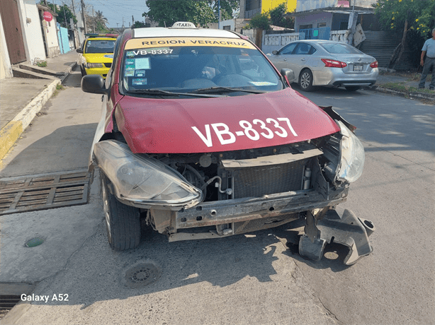 Accidente en Infonavit El Vergel: Taxista presuntamente distraído con el celular provoca colisión