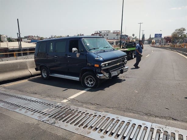 Camioneta choca contra muro de contención del puente Bicentenario de Xalapa