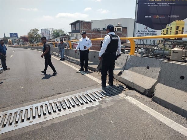 Camioneta choca contra muro de contención del puente Bicentenario de Xalapa