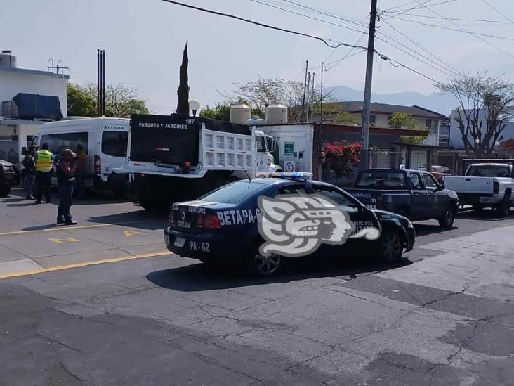 Camión de ayuntamiento causa estragos en Orizaba