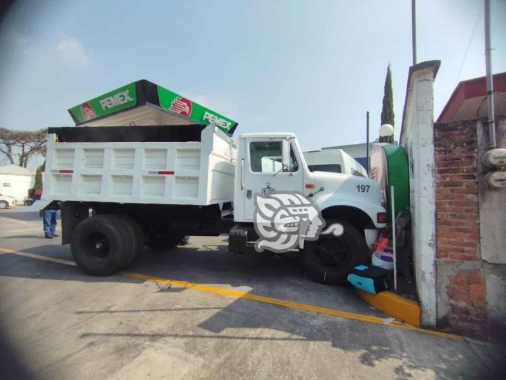 Camión de ayuntamiento causa estragos en Orizaba