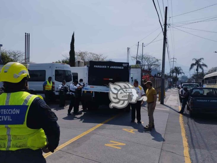 Camión de ayuntamiento causa estragos en Orizaba