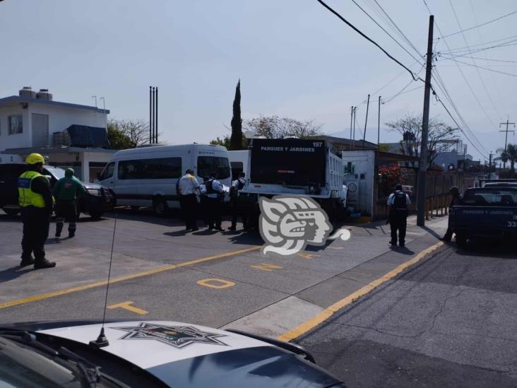 Camión de ayuntamiento causa estragos en Orizaba