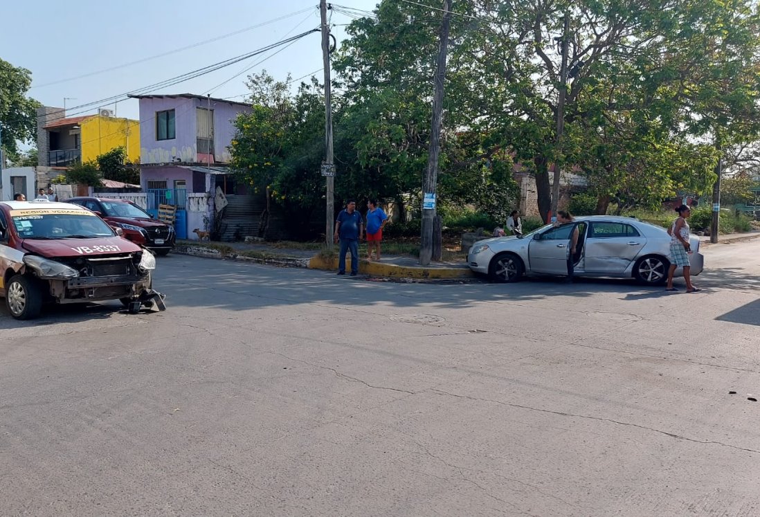 Accidente en Infonavit El Vergel: Taxista presuntamente distraído con el celular provoca colisión