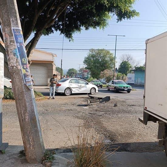 Chocan auto y camioneta en la colonia Rafael Lucio de Xalapa 