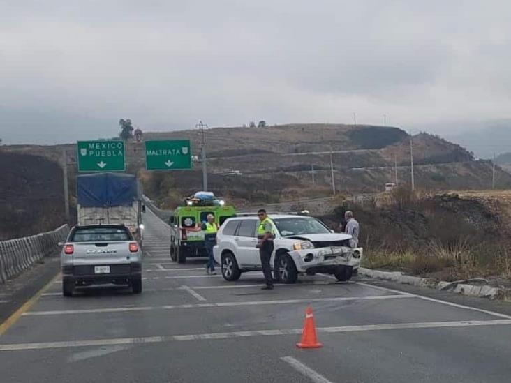 Por lluvia y exceso de velocidad, camioneta sufre accidente en la Puebla-Orizaba