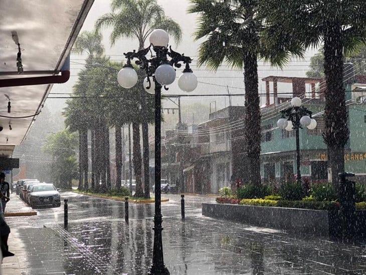 Lluvia en Orizaba alegra a población, confían en que se extingan los incendios
