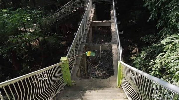 Bloquean carretera tras derrumbe de escaleras del Salto de Eyipantla, en Veracruz