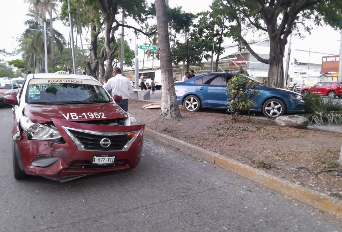 Choque entre taxi y particular en avenida Diaz Mirón deja cuantiosos daños materiales