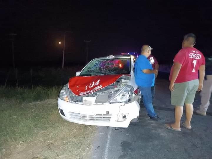 Taxista choca contra vaca en camino a Piedras Negras, Veracruz