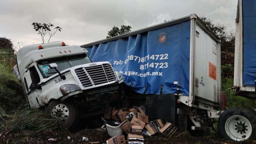 Vuelca tráiler cargado con cerveza en carretera a Tres Valles; evitan rapiña