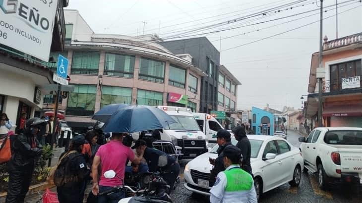 Mujer es atropellada en la calle Diego Leño en Xalapa; automovilista no respetó paso peatonal