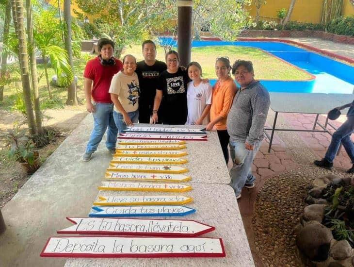 Ambientalistas realizan letreros reflexivos para evitar que la gente deje basura en la playa | VIDEO