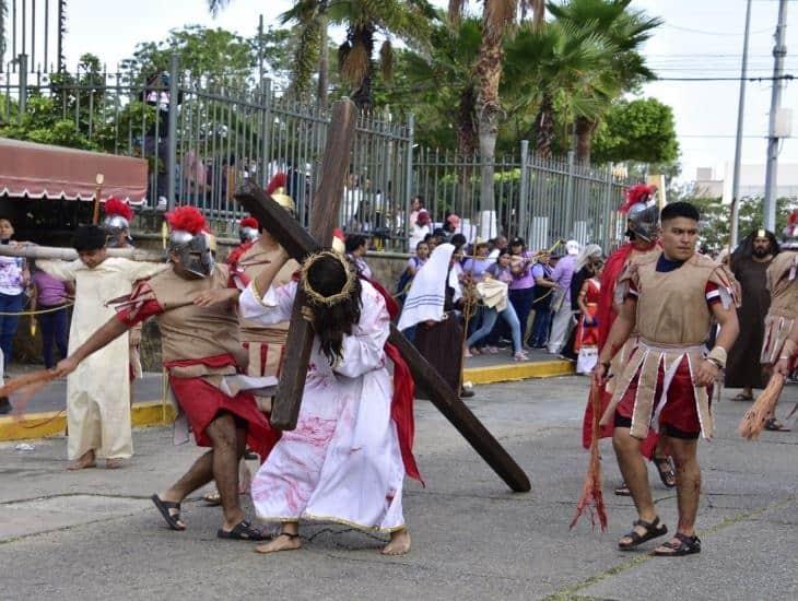 Joven que interpretó a Jesucristo en viacrucis de Coatzacoalcos cuenta su experiencia | VIDEO