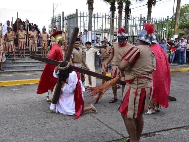 Realiza Catedral de San José el Viacrucis Viviente en Coatzacoalcos