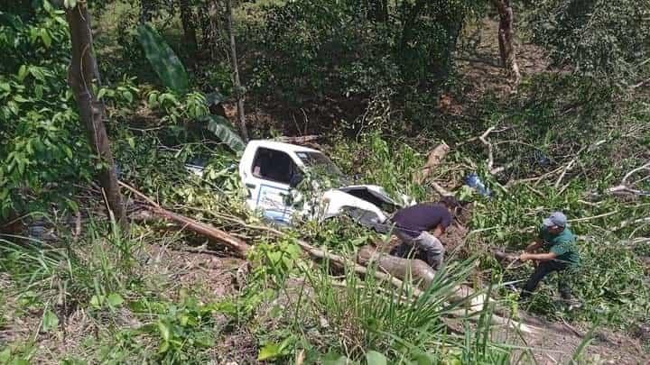 Camioneta termina al fondo de un barranco en Colipa