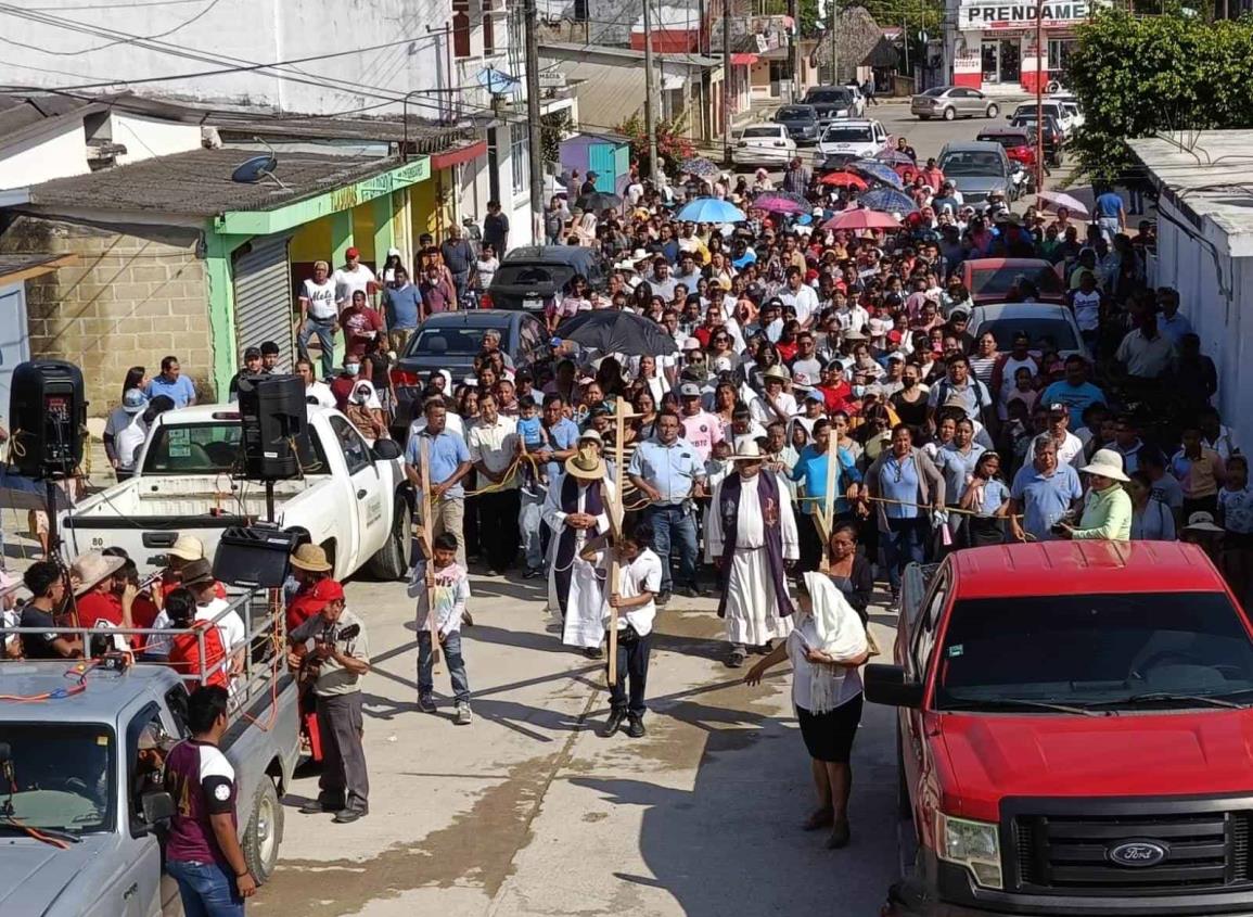 Participan feligreses católicos de Moloacán en viacrucis