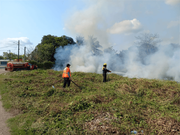 Bomberos y rescatistas controlan incendio en Tierra Blanca