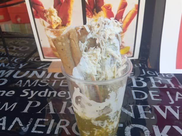 Taquitos dorados en vaso, para chorreante crema y queso, al gusto y para chuparse los dedos (+Video)