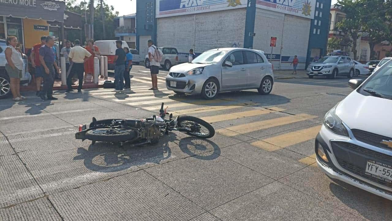 Motociclista se fractura la pierna al chocar con un automóvil en colonia de Veracruz