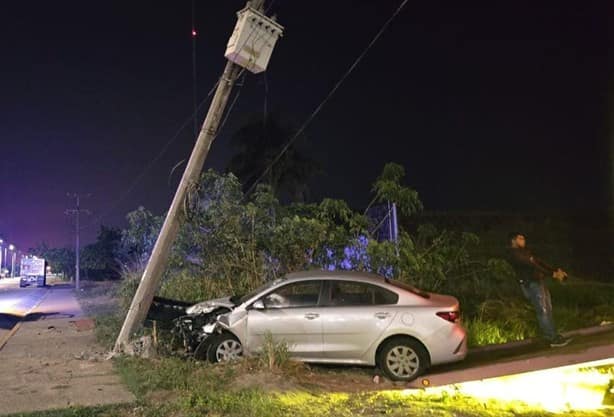 Dejan abandonado auto tras estrellarse contra poste en la Trasístmica